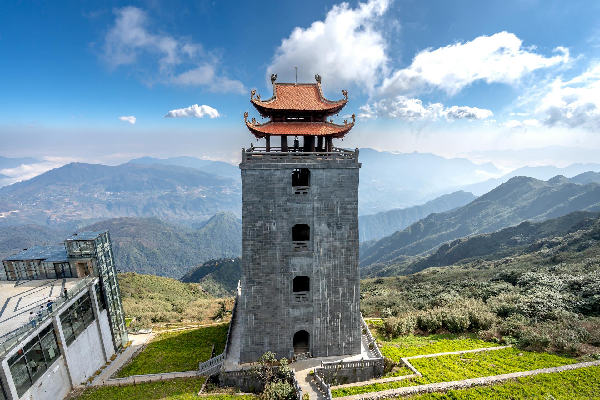 Chùa Kim Sơn Bảo Thắng, temple, Lào Cai, núi non, mountain, mây, clouds, bầu trời xanh, Blue sky - Quang Nguyen Vinh