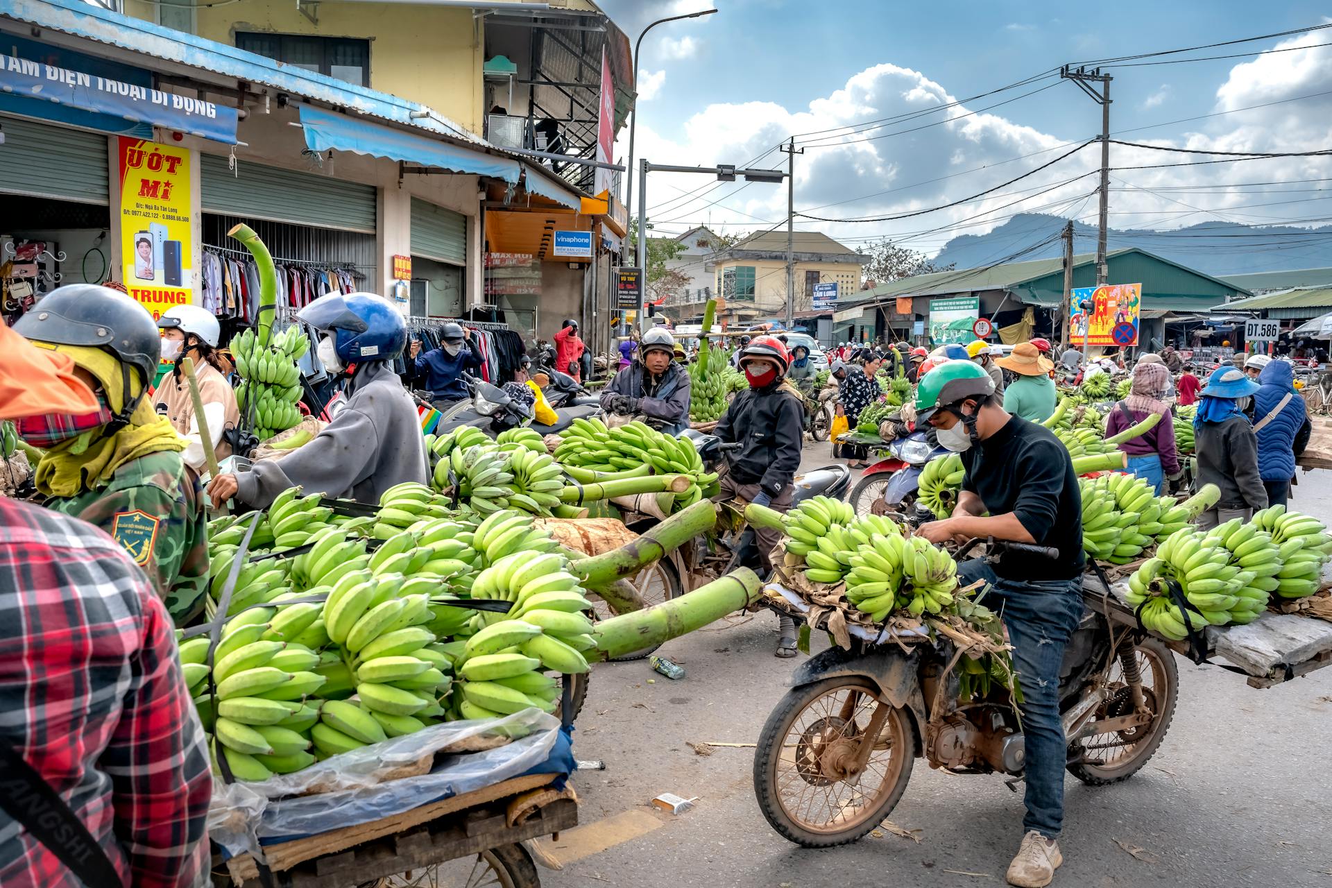 Xe máy, motorbike, Vietnam, Việt Nam, chuối, bananas - Quang Nguyen Vinh 1