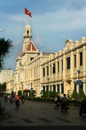 Tòa nhà UBND Thành phố Hồ Chí Minh, Ho Chi Minh City Hall, Du lịch Sài Gòn, Saigon tourism, Công trình lịch sử, Historical building, Cờ Việt Namm, Saigon street, Xe máy, Motorbikes - Thien Phuoc Phuong