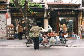 Xe đạp, bicycle, người bán hàng rong, street vendor, Việt Nam, Vietnam, rau củ quả, vegetables and fruits, xe máy, motorbike - Thuan Pham