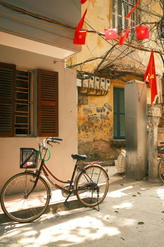 Xe đạp, bicycle, cờ Việt Nam, phố cổ, old quarter, Hà Nội, Hanoi - Thuan Pham