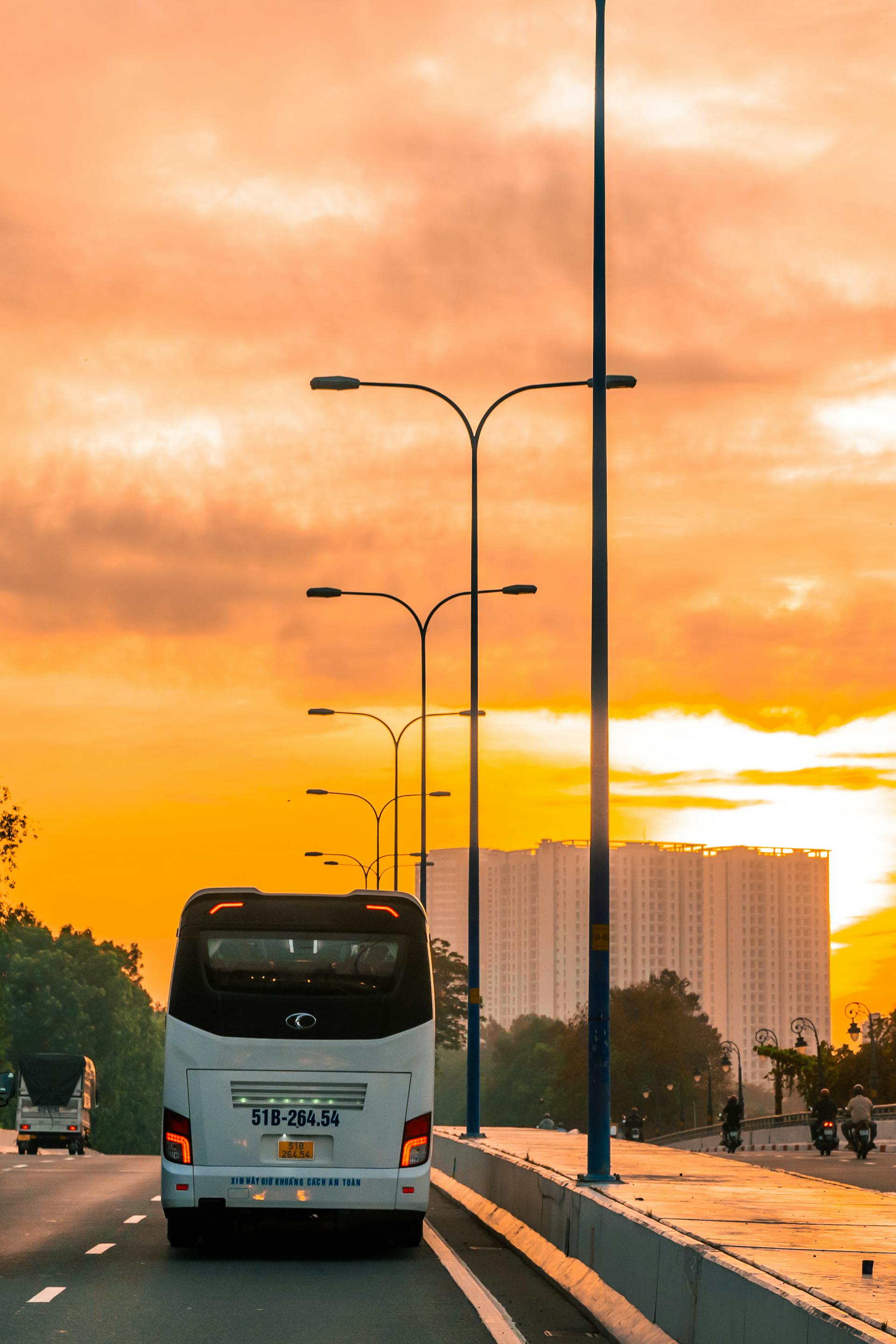 Xe buýt, bus, Vietnam, Việt Nam, đèn đường, street lights, bình minh, sunrise, background, wallpaper - Vietnam Tri Duong Photographer