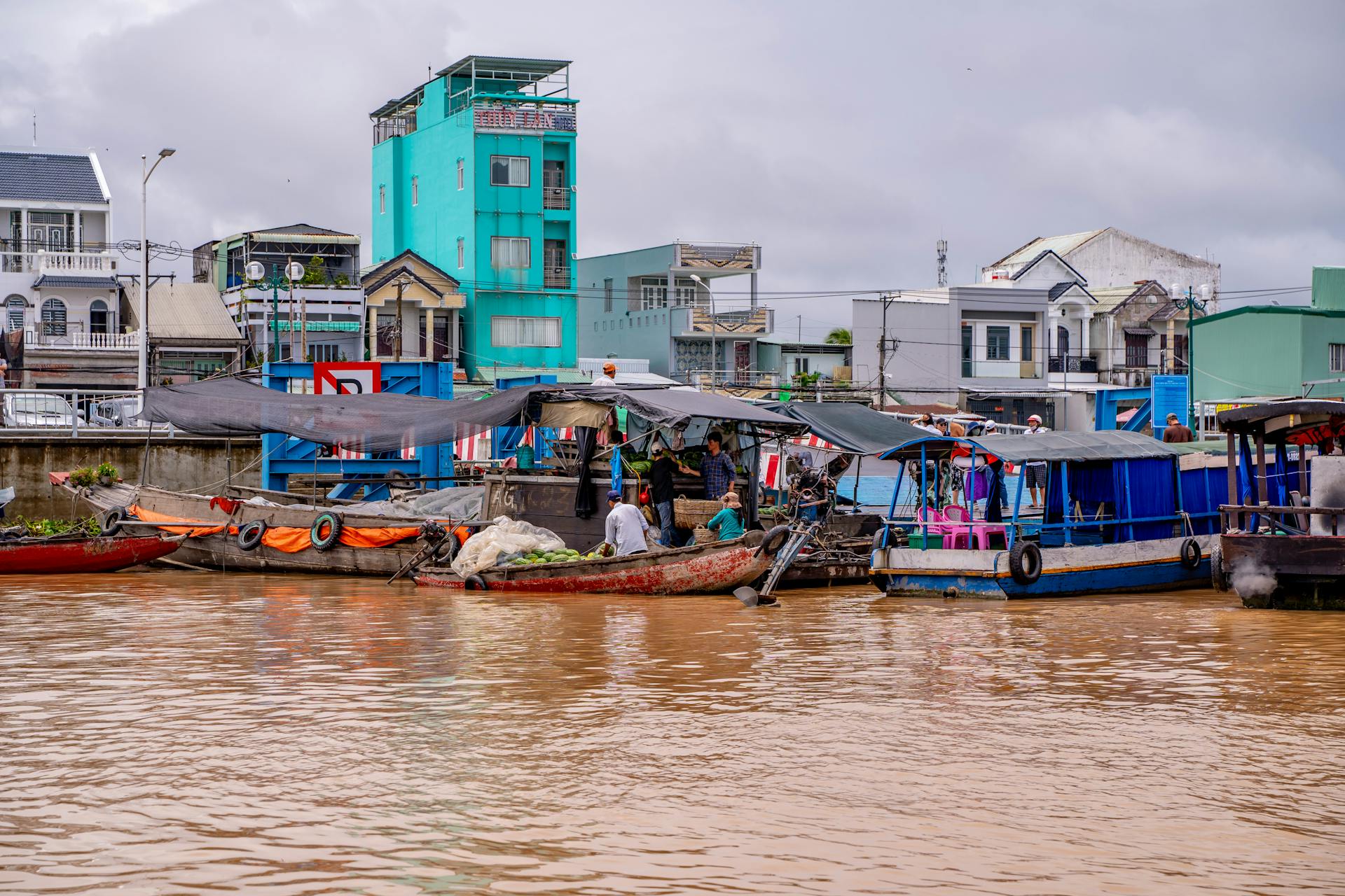 Thuyền, boat, sông, river, Việt Nam, Vietnam, conical hat, người lái thuyền, boat operator, chợ nổi, floating market - Vietnam Tri Duong Photographer