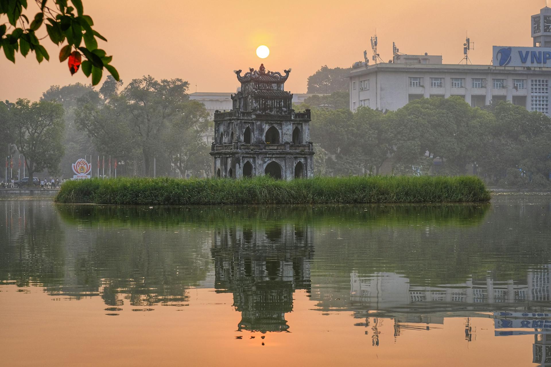 hồ Gươm, Hoan Kiem lake, Hà Nội, bình minh, sunrise, phản chiếu, reflection, mặt nước, water surface - tu nguyen