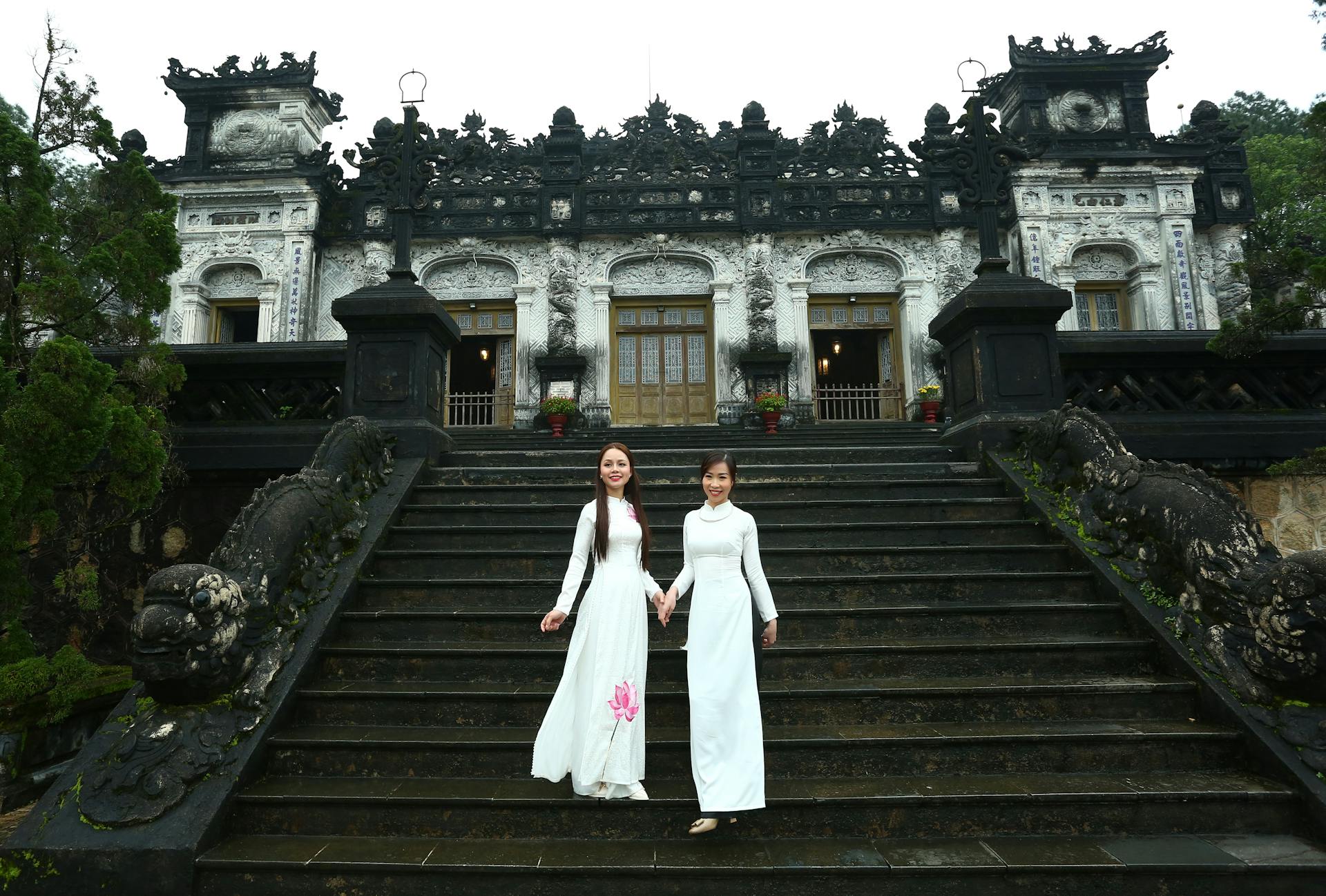 Lăng vua Khải Định, Emperor Khai Dinh's Tomb, Huế, áo dài, bậc thang, staircase, di sản văn hóa, cultural heritage - Võ Văn Tiến