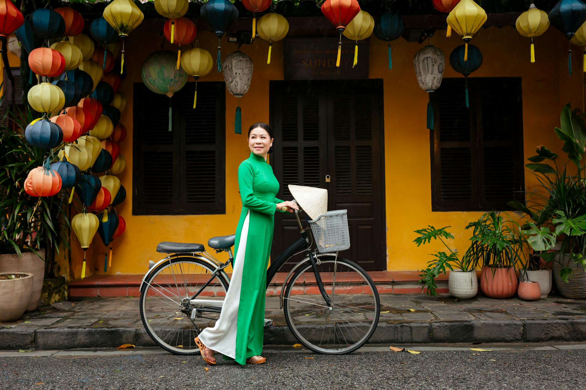 Xe đạp, bicycle, Việt Nam, Vietnam, áo dài, ao dai, nón lá, conical hat, đèn lồng, lantern - Võ Văn Tiến
