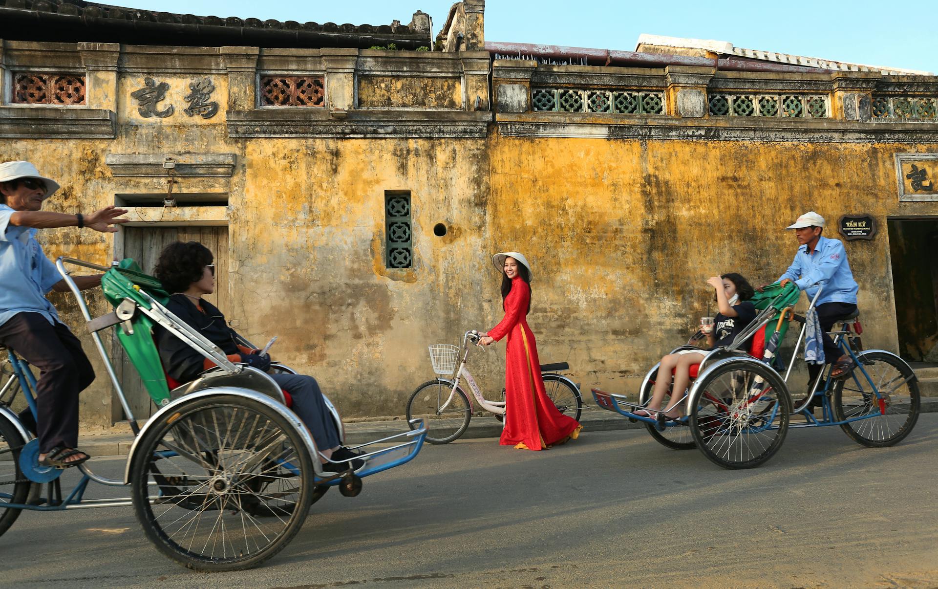 Phố cổ Hội An, Hoi An ancient town, Hội An, Hoi An, xe xích lô, cyclo, người lái xích lô, cyclo driver, áo dài, nón lá, conical hat - Võ Văn Tiến