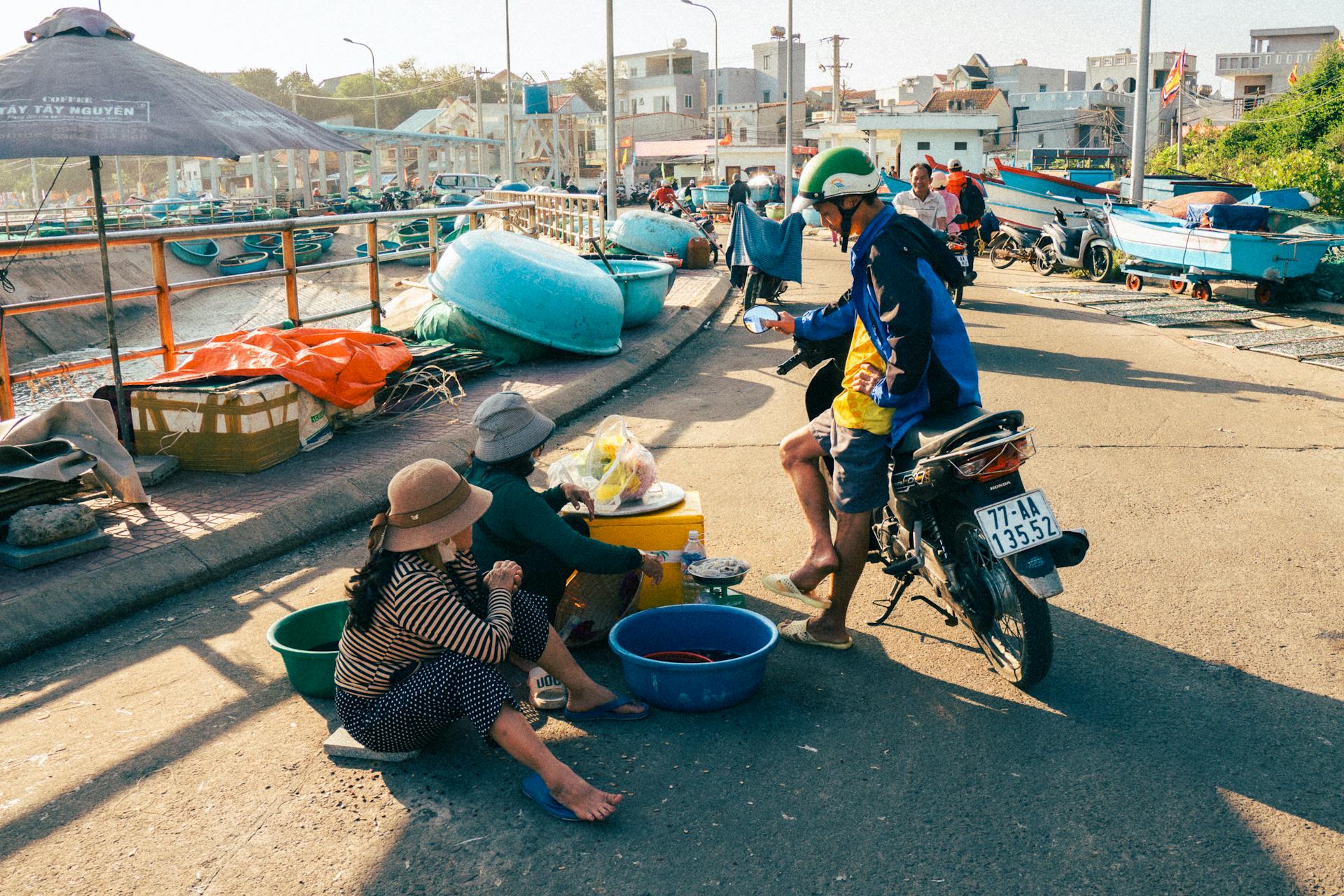 Thuyền đánh cá, fishing boat, thuyền thúng, basket boat, biển, sea, Việt Nam, Vietnam, xe máy, motorbike - Vũ Bụi
