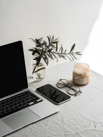 Văn phòng, office, bàn làm việc, bàn, desk, tài liệu, folder, laptop, máy tính - Polina 1