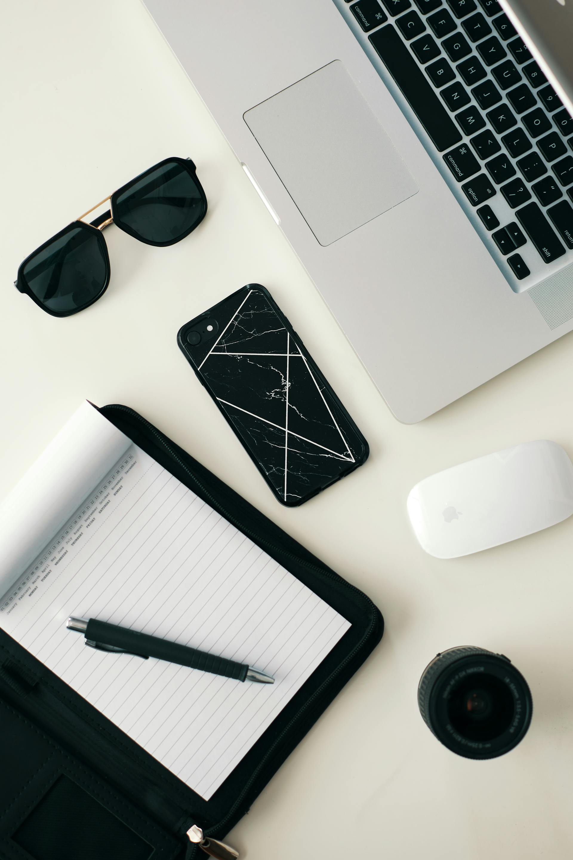 Văn phòng, office, bàn làm việc, bàn, desk, tài liệu, folder, laptop, máy tính - Szabó Viktor