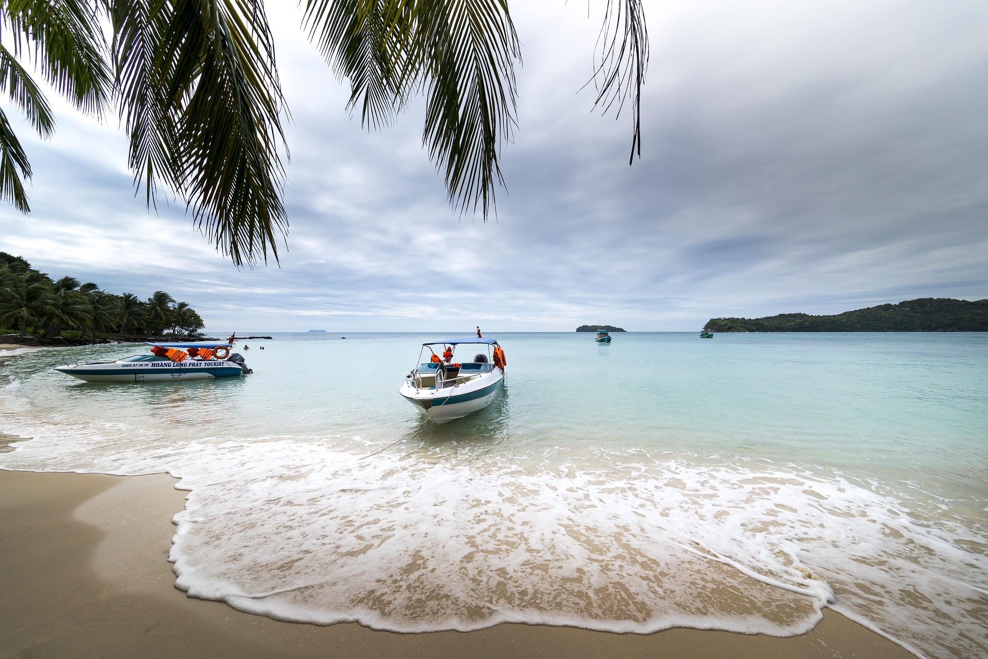Bãi biển, beach,cano, biển xanh, blue sea, cây dừa, coconut tree - Quangpraha 1
