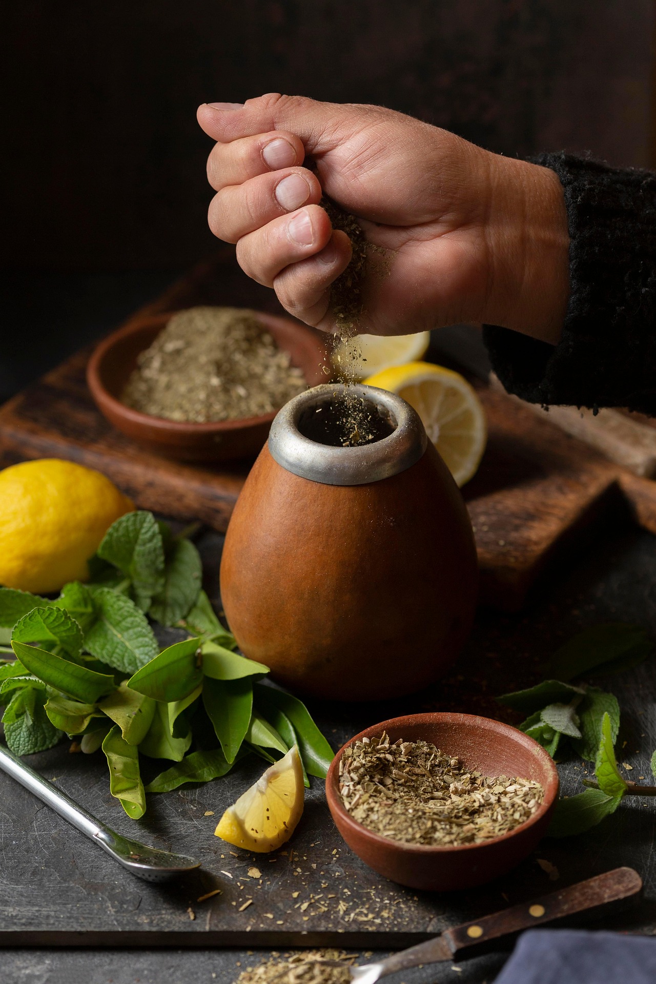 Thảo mộc, herb sprinkling, gỗ, natural wood board, chanh lát, lemon slice, lá bạc hà, mint aroma, bào chế - fairpharma