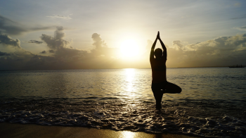 Yoga, thiền, nature, thiên nhiên, lake, hồ nước, peace, bình yên, woman, phụ nữ, balance, thăng bằng - Pexels