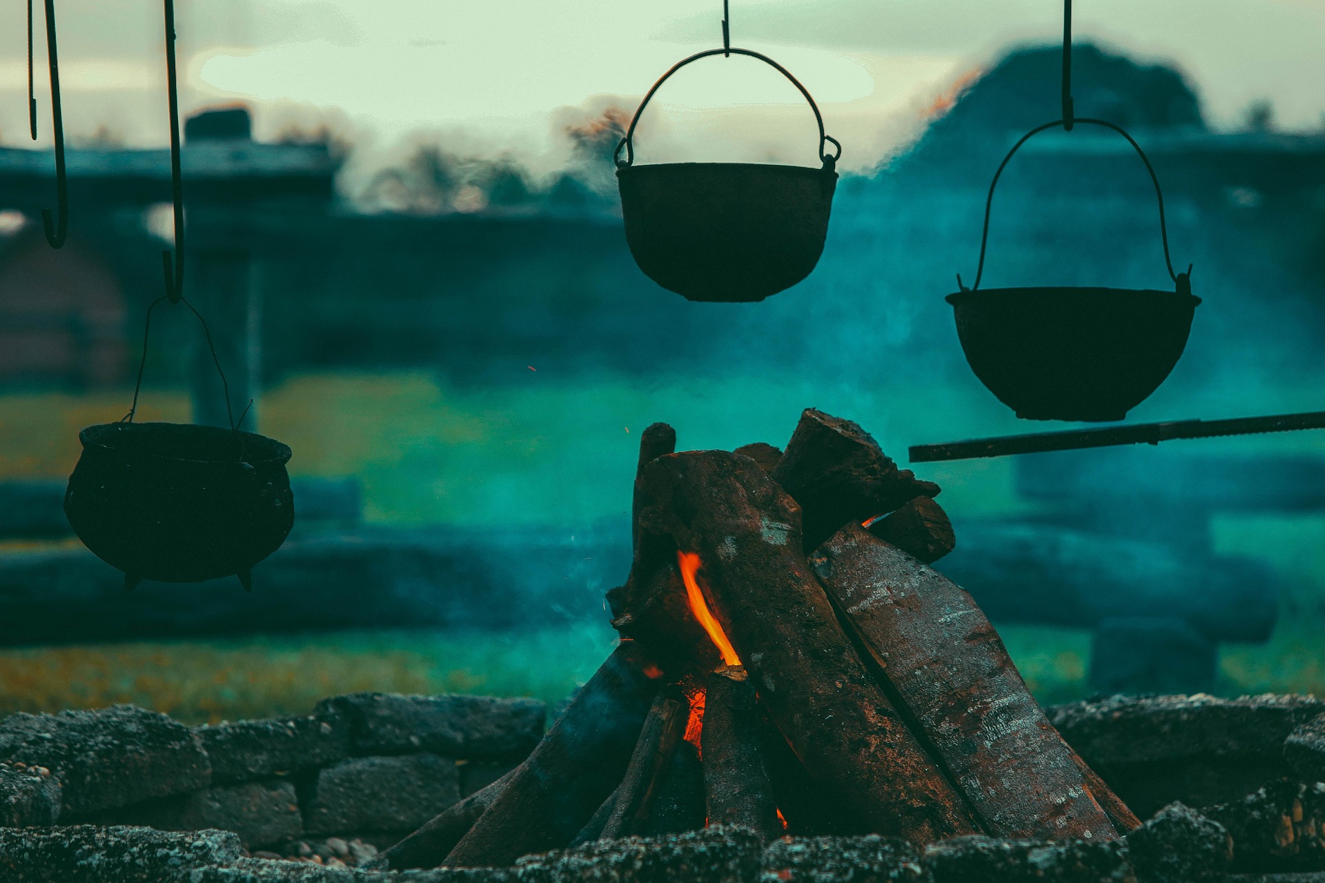 Nấu củi, wood-fire cooking, bếp đất, earthen stove, nồi nhôm, aluminum pot - Pexels