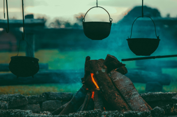 Nấu củi, wood-fire cooking, bếp đất, earthen stove, nồi nhôm, aluminum pot - Pexels