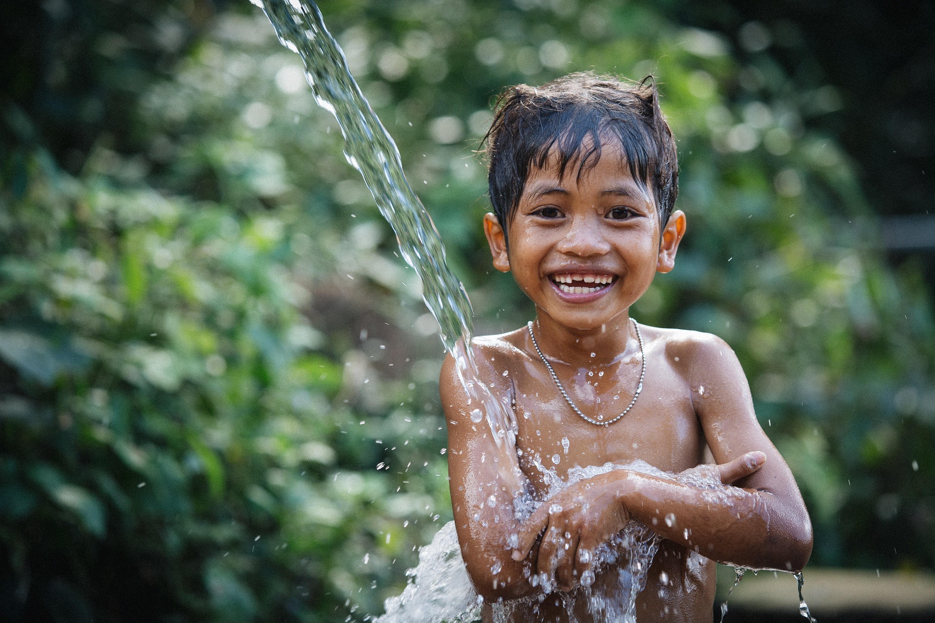 Bé trai, trẻ em, sông, boy, child, river, hình nền, nền, background -trilemedia 2