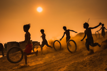 Trẻ em, child, hoàng hôn, sunset, hình nền, nền, background -trilemedia