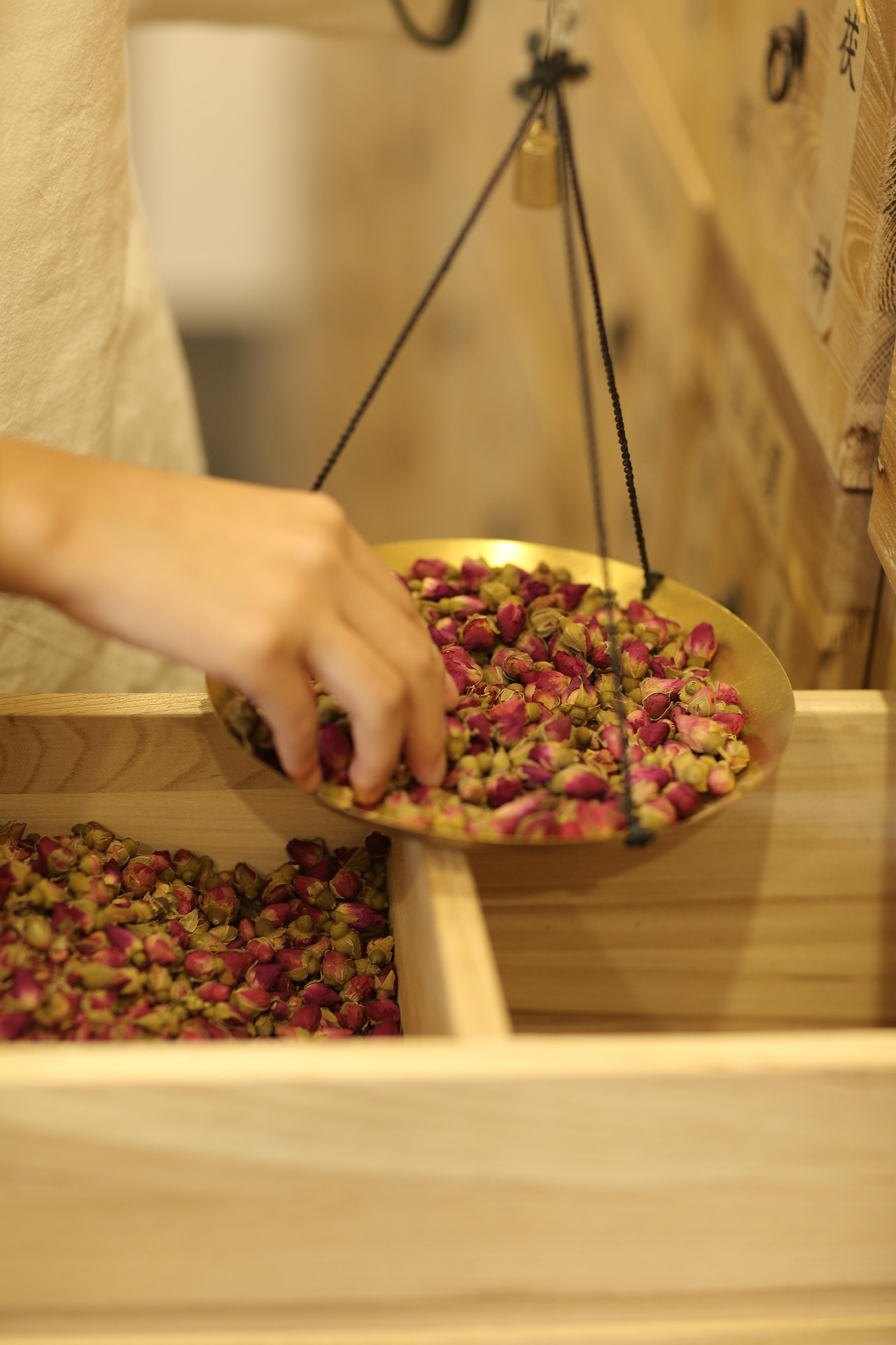 Hoa hồng khô, dried rosebuds, cân đồng, brass scale, thảo dược, herbal medicine- kian2018