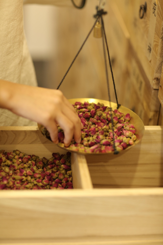 Hoa hồng khô, dried rosebuds, cân đồng, brass scale, thảo dược, herbal medicine- kian2018