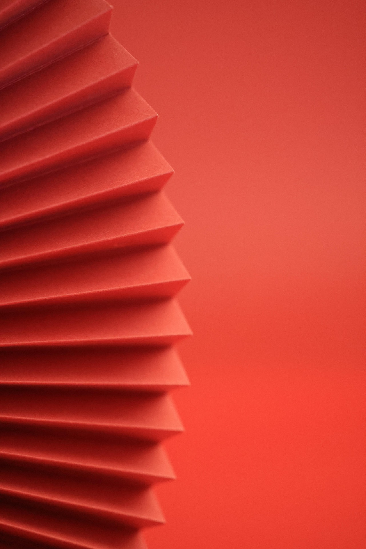 Giấy gấp, folded paper, màu đỏ, red, hình học, geometric, tối giản, minimal - QQ