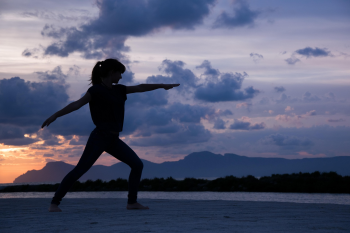 Yoga, thiền, nature, thiên nhiên, lake, hồ nước, peace, bình yên, woman, phụ nữ, balance, thăng bằng - MallorcaGraphics