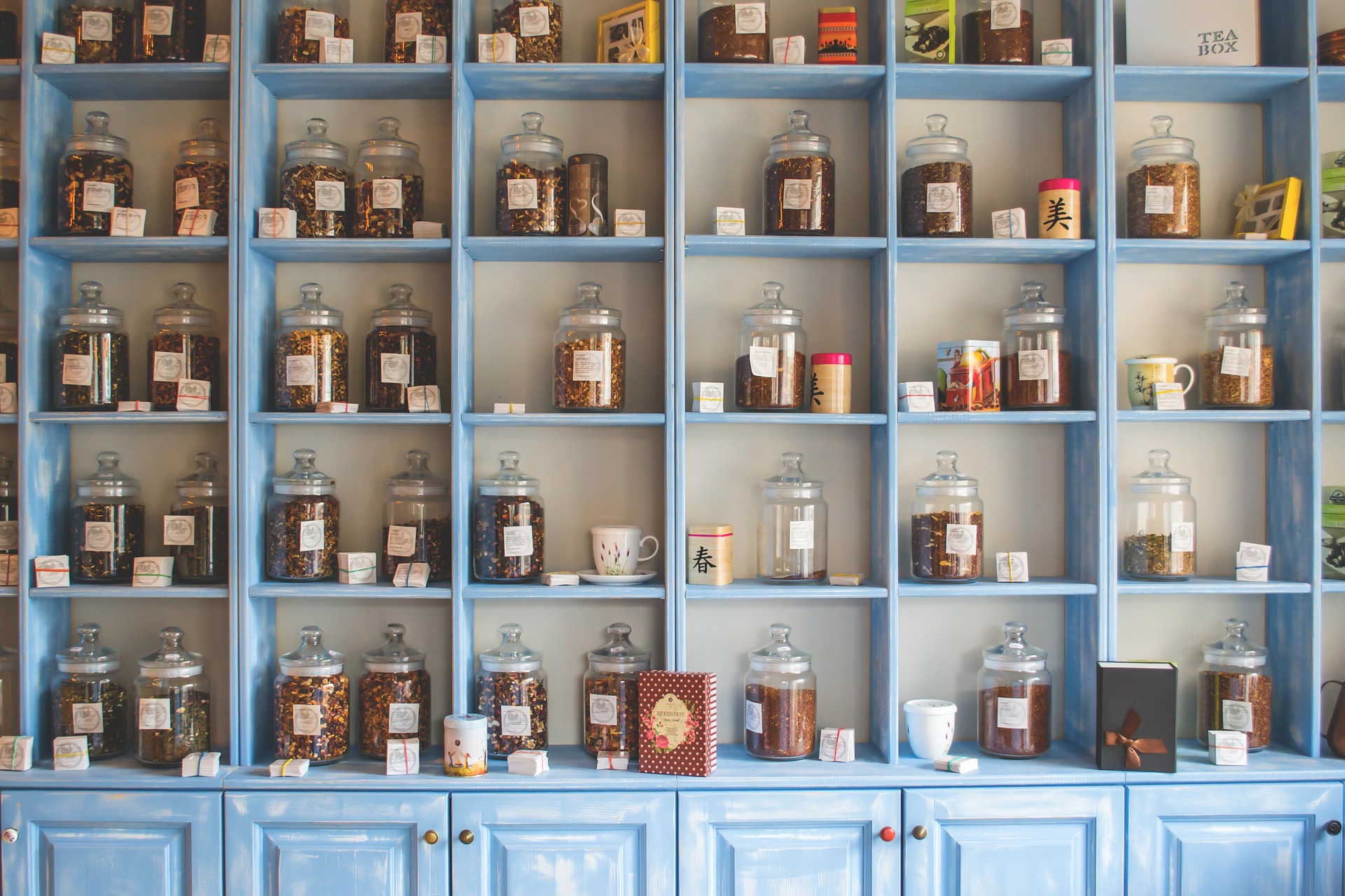 Kệ trưng bày, lọ thủy tinh, glass jar, trà thảo mộc, herbal tea, y học, health - Pexels