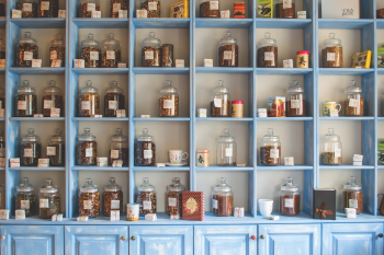 Kệ trưng bày, lọ thủy tinh, glass jar, trà thảo mộc, herbal tea, y học, health - Pexels