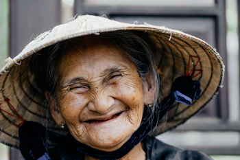 Old woman, Bà già, cười, laugh, hình nền, nền, background -trilemedia 1