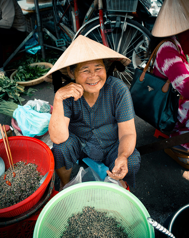 Old woman, Bà già, Nông dân, Farmer, làng chài, đánh bắt cá, chợ, bán cá, fishing village, fishing, market, fish selling, hình nền, nền, background -trilemedia 6
