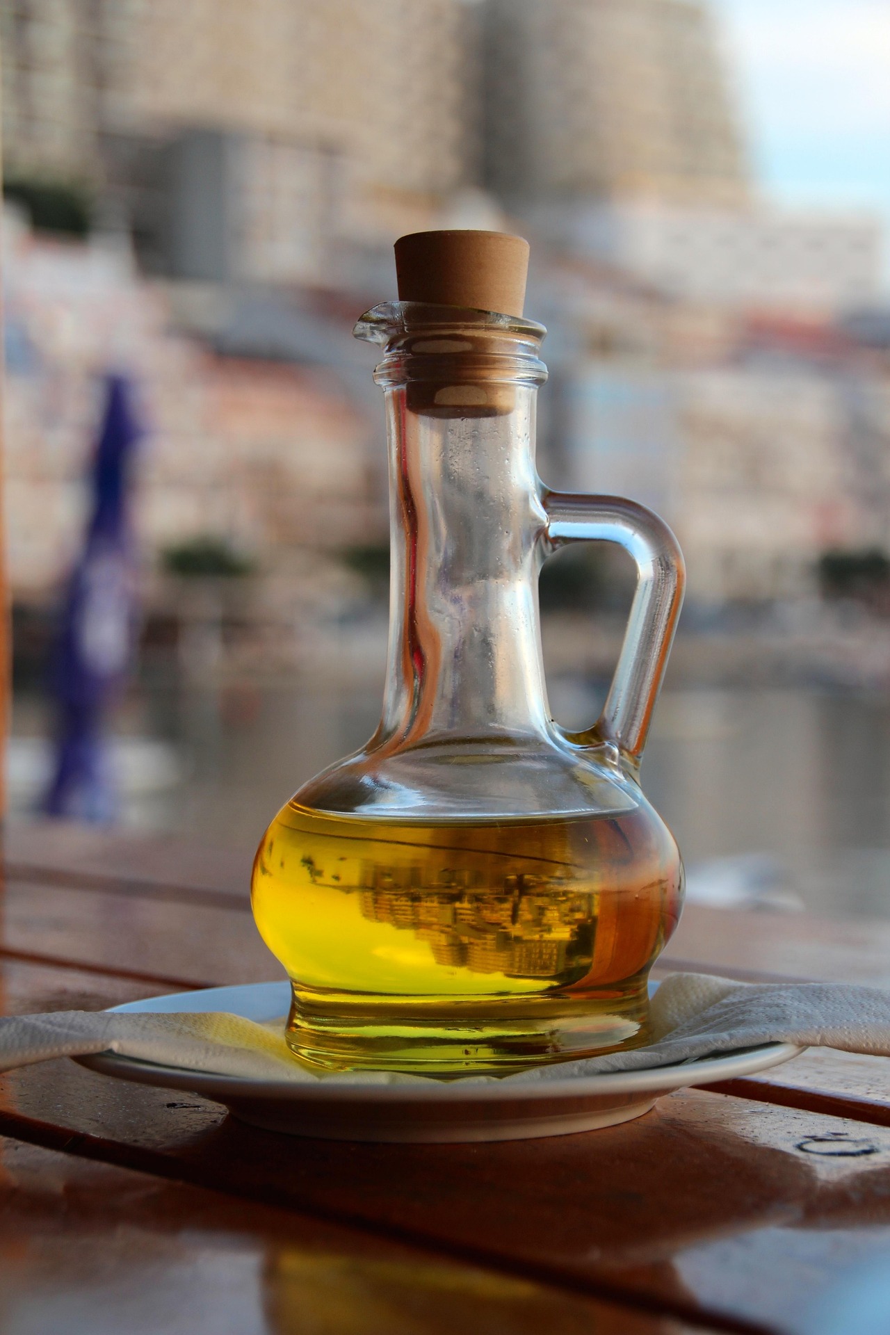 Dầu ô liu, olive oil, chai thủy tinh, glass bottle, nguyên liệu, ingredient, bếp, kitchen - Peggy_Marco 1