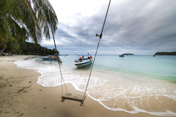 Bãi biển, beach, xích đu, swing, biển xanh, blue sea, cây dừa, coconut tree, cano - Quangpraha