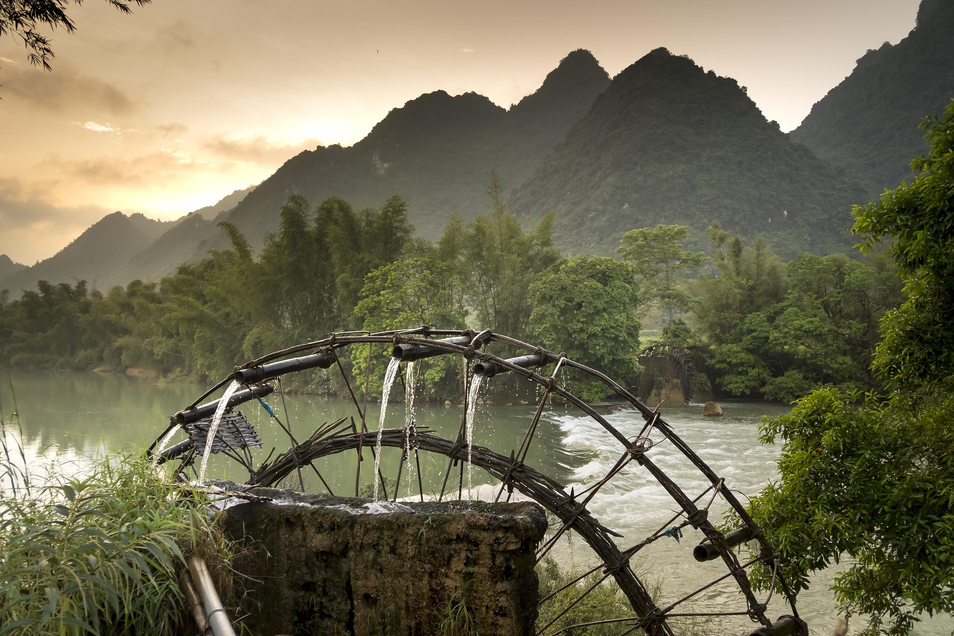 Guồng nước, water wheel, dòng sông, river, núi rừng, mountains, làng quê, rural life - Quangpraha 1