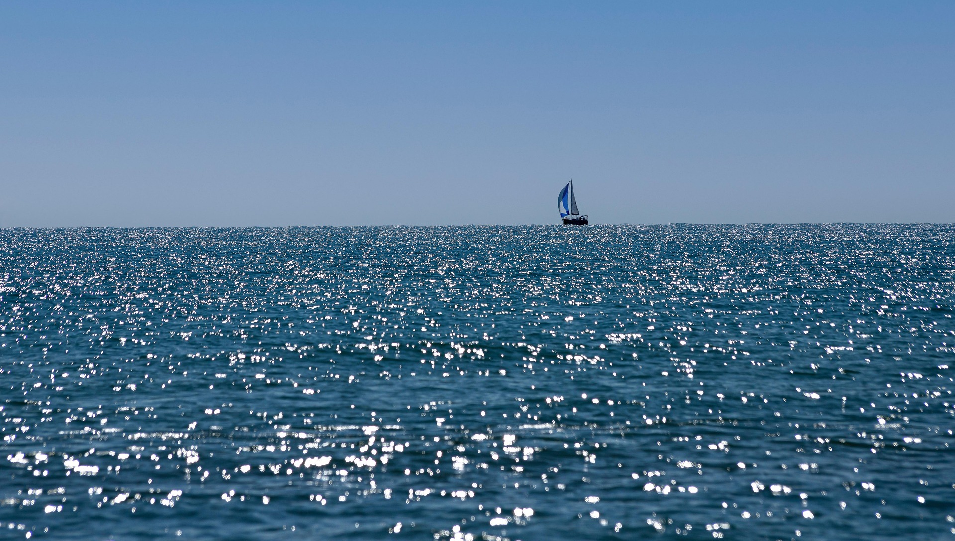 Thuyền buồm, sailboat, biển sea, ánh sáng lấp lánh, shimmering water, chân trời, horizon, du lịch travel - classroom8200 1