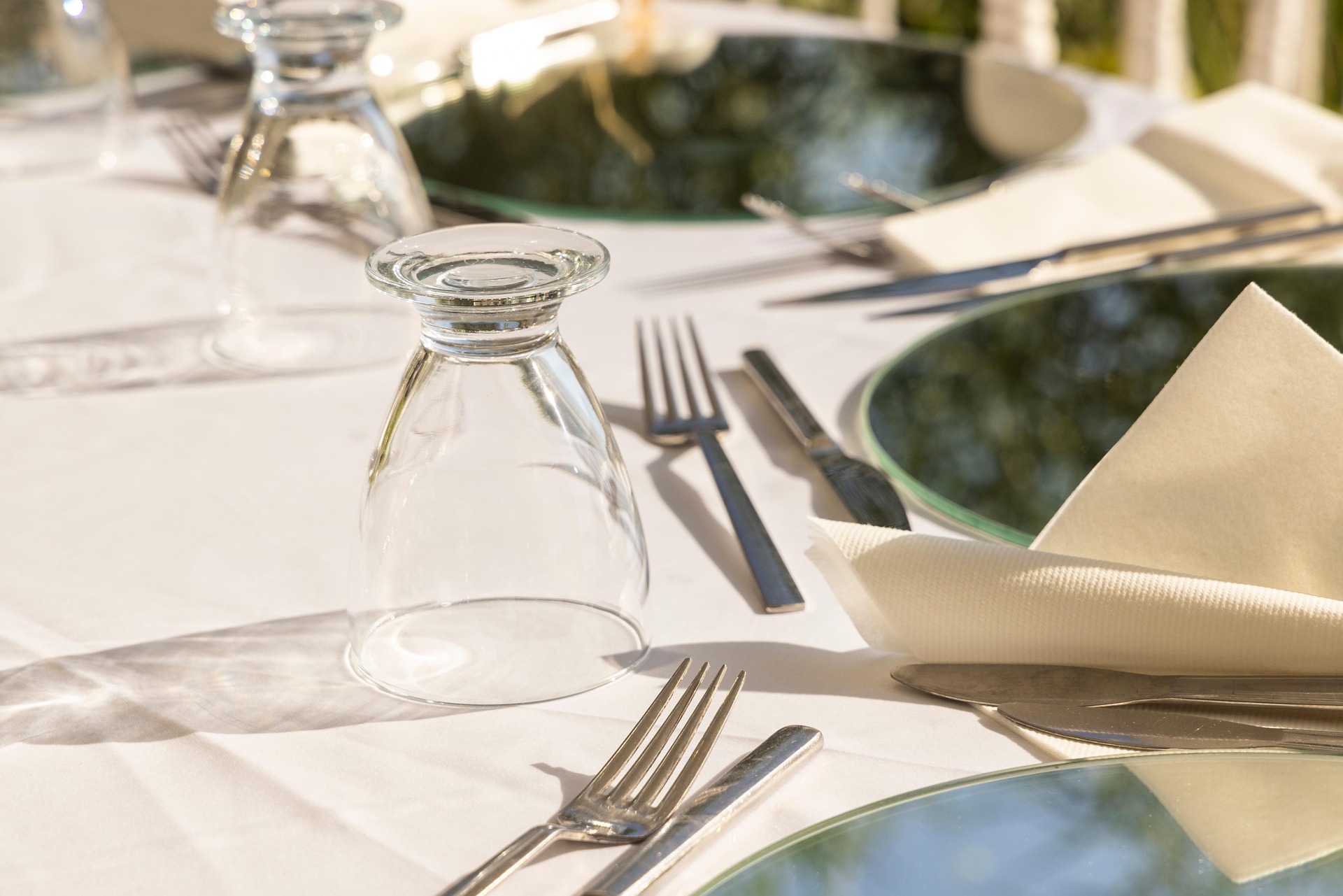 Nĩa ăn, fork, cốc úp, glass, khăn giấy, napkin, dao ăn, knife, bàn tiệc, table-  Engin_Akyurt