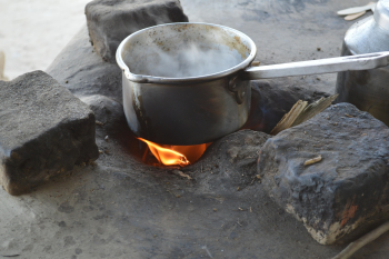Nấu củi, wood-fire cooking, bếp đất, earthen stove, nồi nhôm, aluminum pot - nasircoolboy1