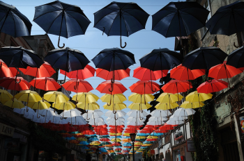 Ô bay, flying umbrellas, đầy màu sắc, colorful, trang trí, decoration, nghệ thuật, art, hình nền, background - Pexels 2