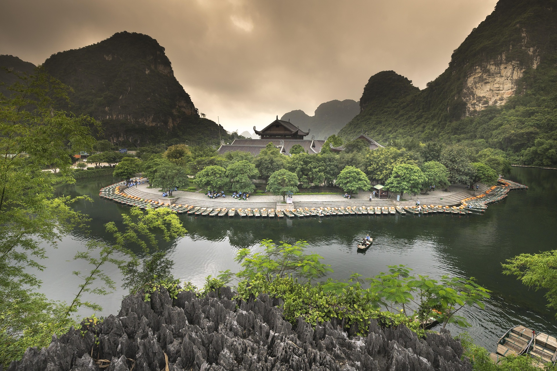 chùa, pagoda, núi đá vôi, limestone mountain, thuyền nan, rowing boat, danh thắng, heritage site, Tràng An, Trang An, - Quangpraha