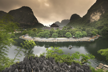 chùa, pagoda, núi đá vôi, limestone mountain, thuyền nan, rowing boat, danh thắng, heritage site, Tràng An, Trang An, - Quangpraha