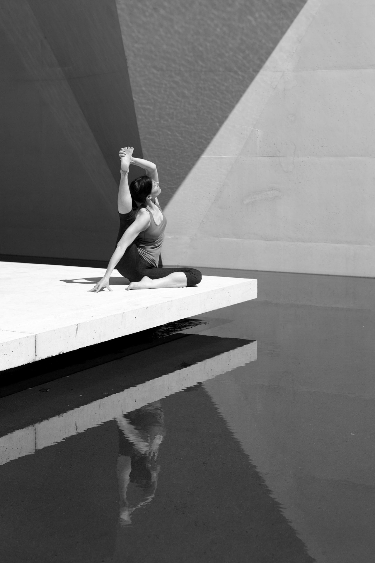 Yoga, nghệ thuật, pose tư thế, reflection, flexibility, dẻo dai, balance thăng bằng, trắng đen, black and white- RachelScottYoga 1