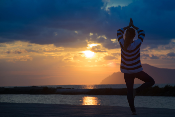 Yoga, thiền, nature, thiên nhiên, lake, hồ nước, peace, bình yên, woman, phụ nữ, balance, thăng bằng - MallorcaGraphics