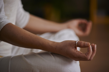 Meditation, thiền, hand, bàn tay, mindfulness, chánh niệm, breathing, thở, peace, bình an - EnergieDeVie
