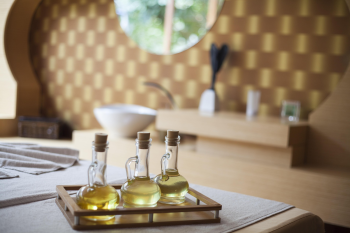 Dầu massage, massage oil, bình thủy tinh, glass bottles, spa, thư giãn, relaxation -  Engin_Akyurt