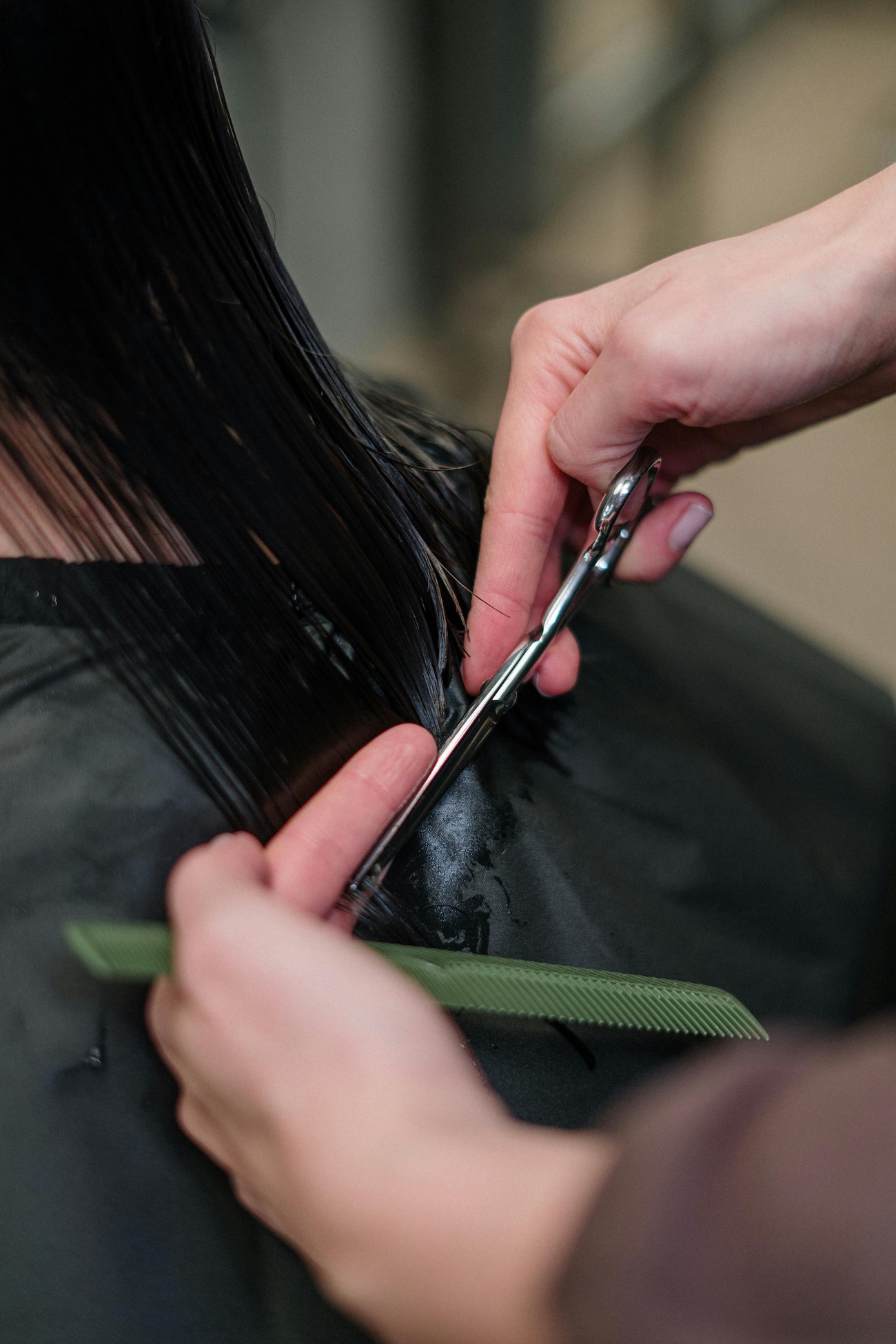 Cắt tóc, haircut, hair salon, tiệm tóc, chairstylist, thợ làm tóc, scissors, kéo cắt - cottonbro studio