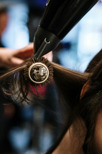 Sấy tóc, blow dry, tạo kiểu tóc, hair salon, tiệm tóc, hairstylist, thợ làm tóc - cottonbro studio