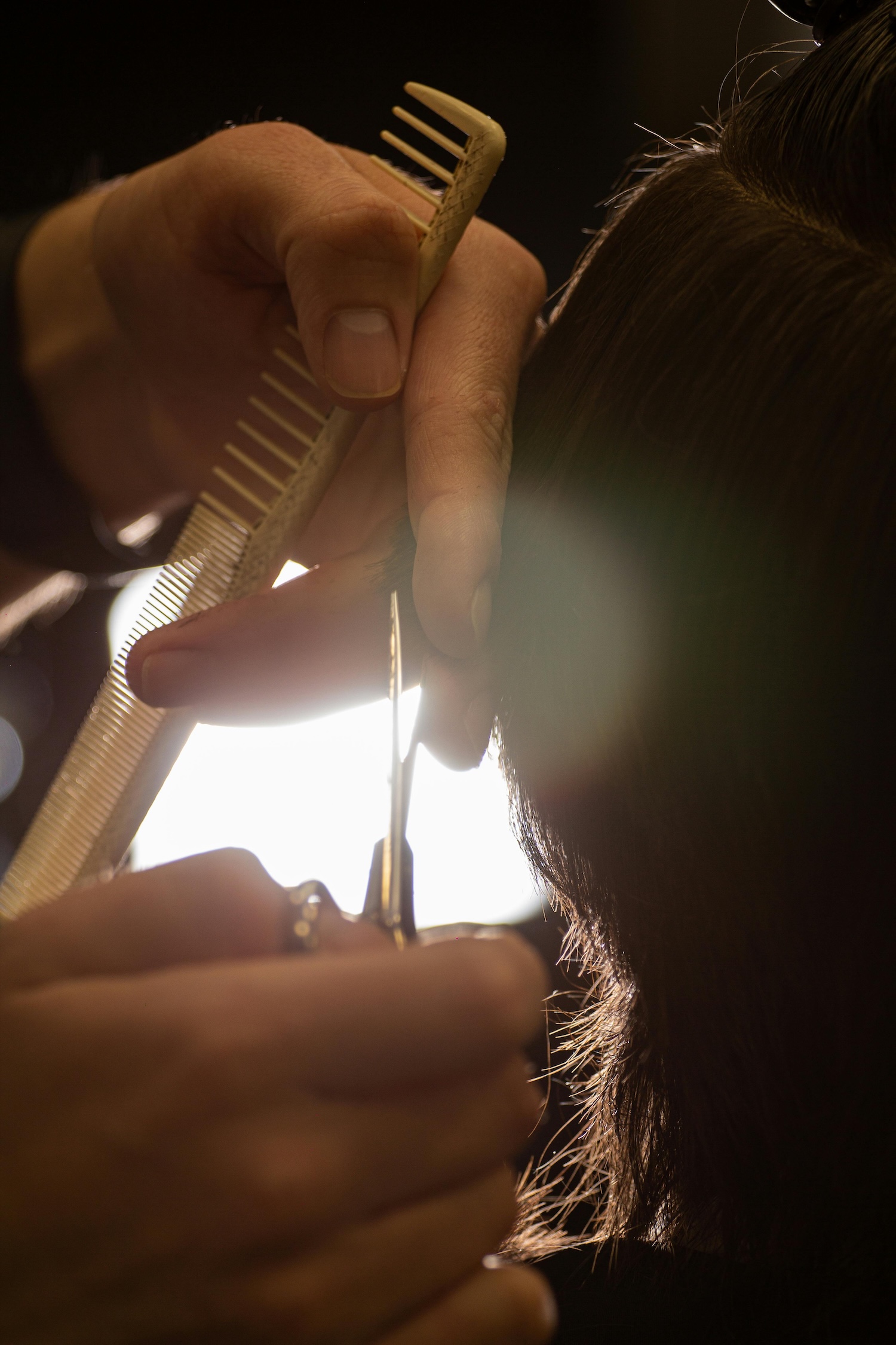 Cắt tóc, haircut, hair salon, tiệm tóc, chairstylist, thợ làm tóc, scissors, kéo cắt - Matheus Wladeka