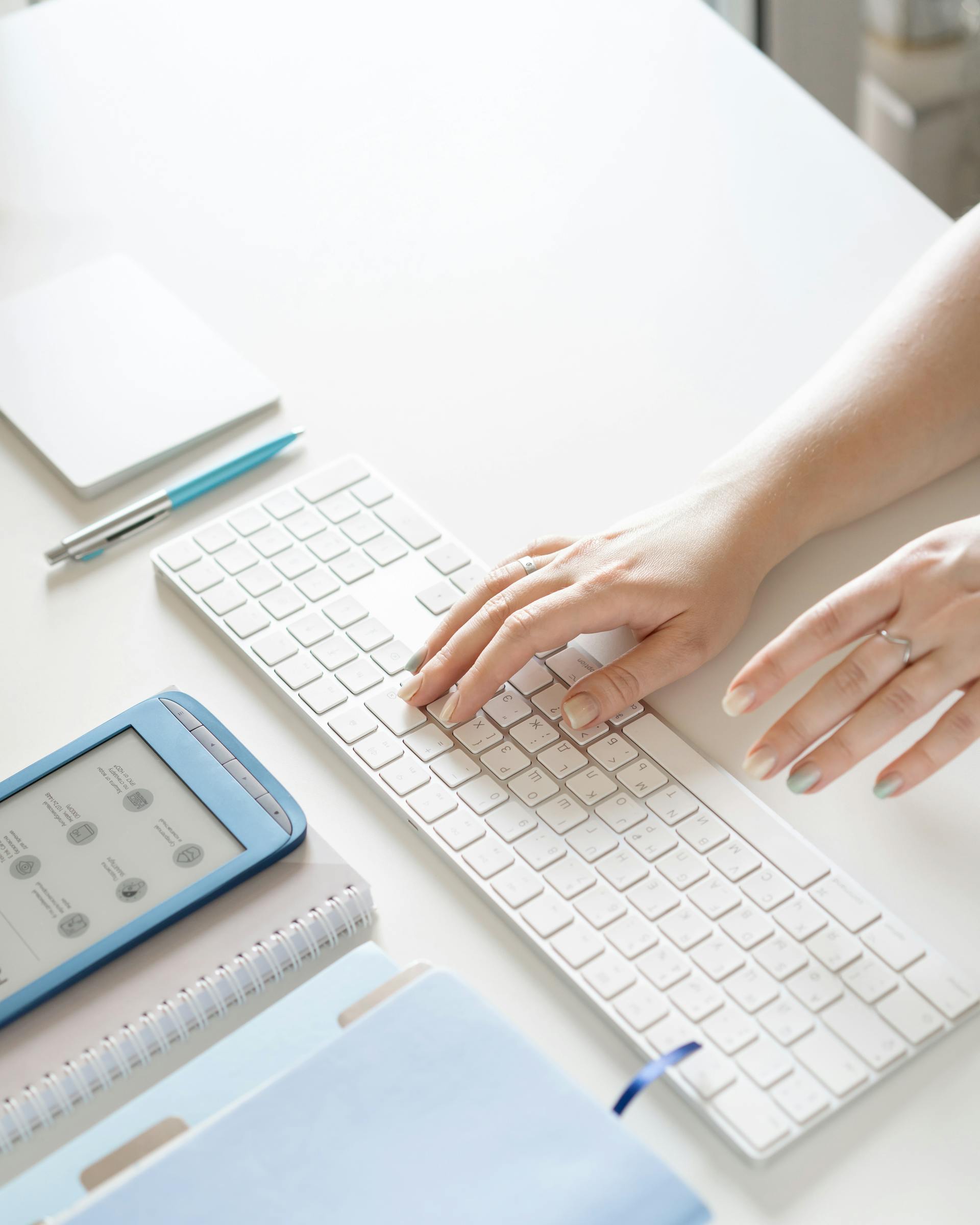 Văn phòng, office, bàn làm việc, phòng làm việc, bàn, desk, tài liệu, folder, laptop, máy tính - Анна Шаталова 1