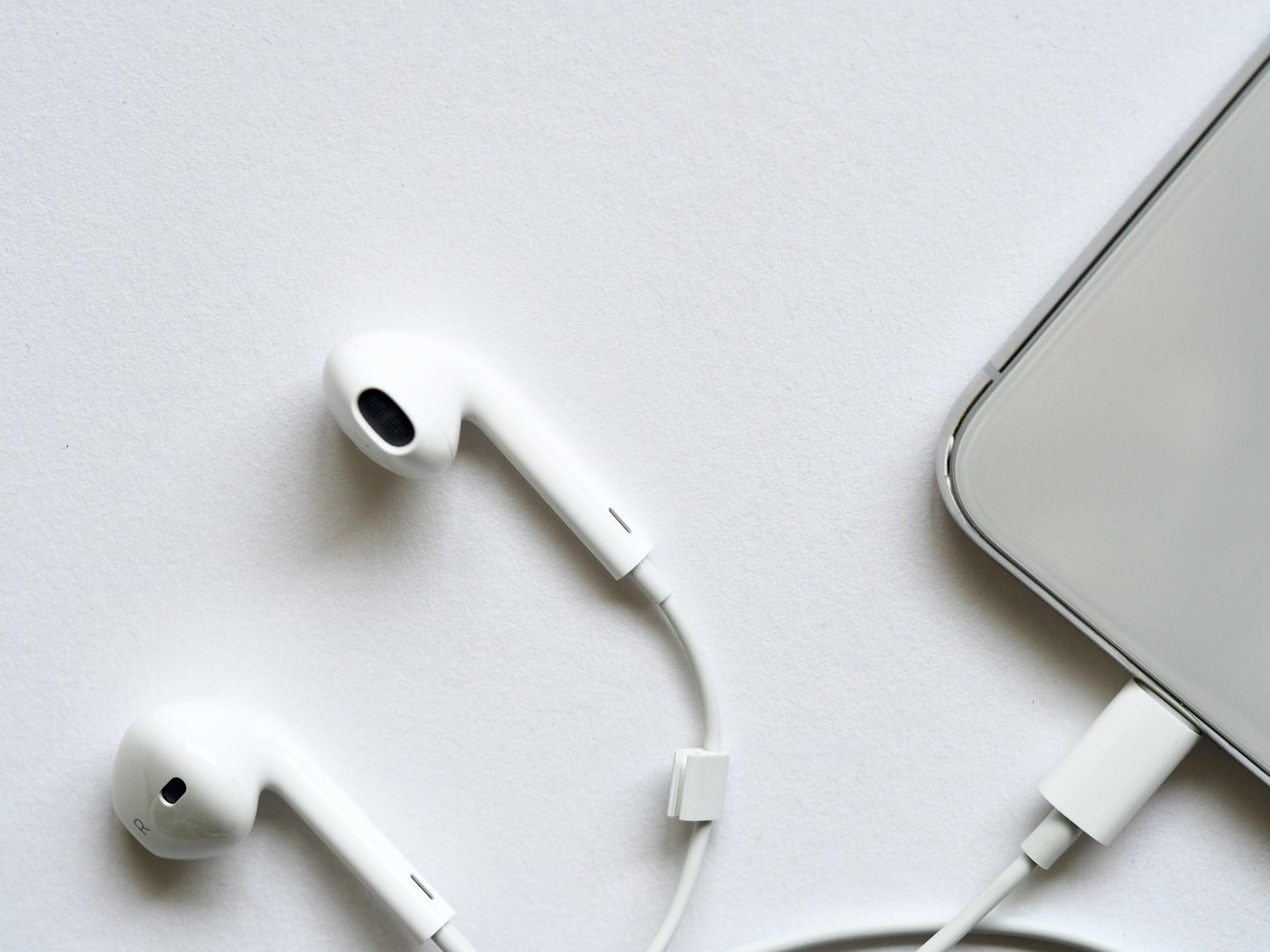 Điện thoại, tai nghe, earphone, headphone, giải trí, entertainment - Jess Bailey Designs