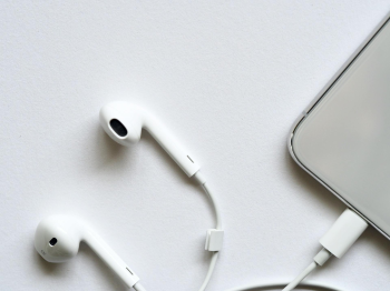 Điện thoại, tai nghe, earphone, headphone, giải trí, entertainment - Jess Bailey Designs