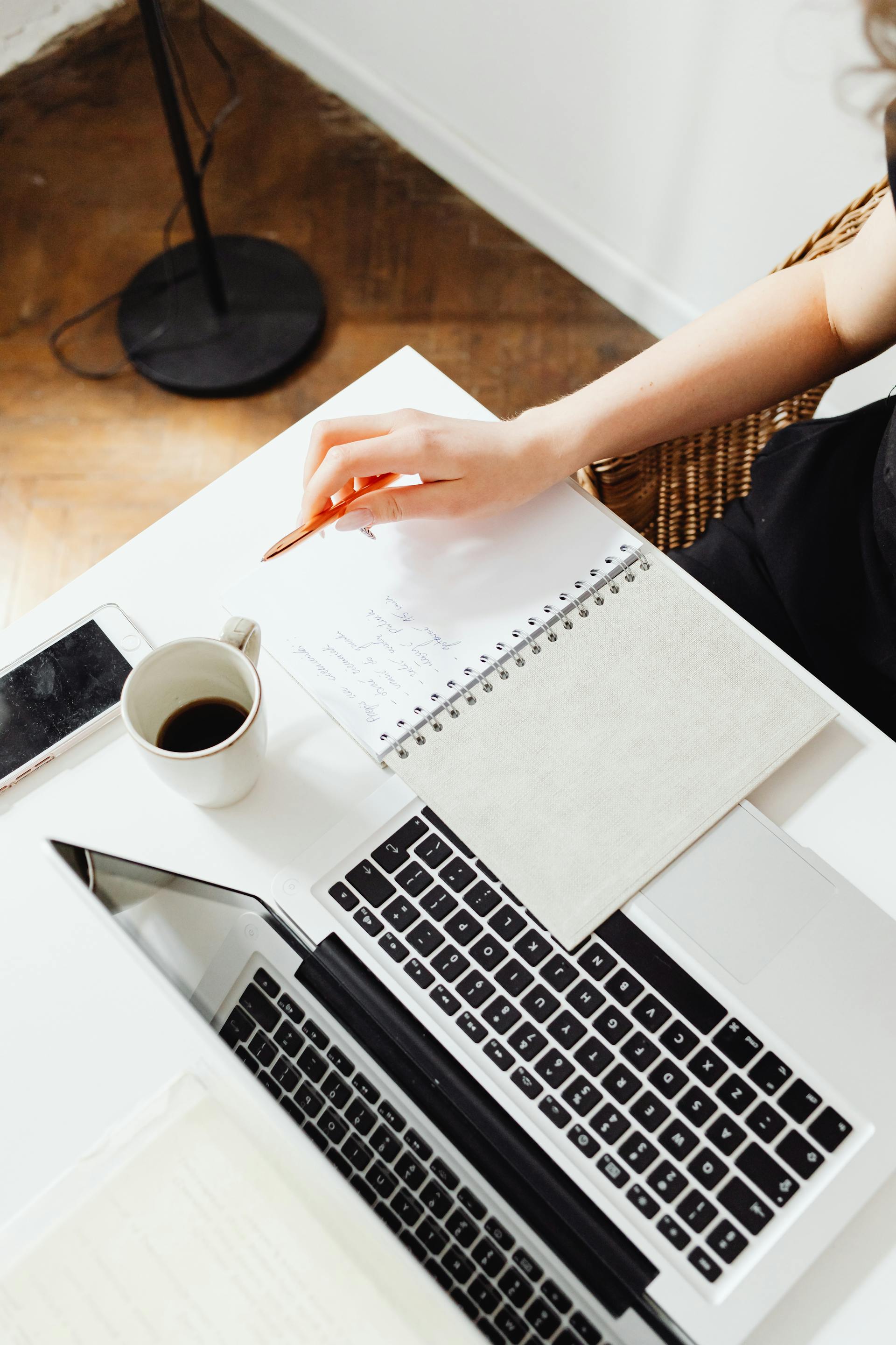 Văn phòng, office, bàn làm việc, phòng làm việc, bàn, desk, tài liệu, folder, laptop, máy tính - Kaboompics