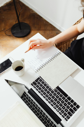 Văn phòng, office, bàn làm việc, phòng làm việc, bàn, desk, tài liệu, folder, laptop, máy tính - Kaboompics